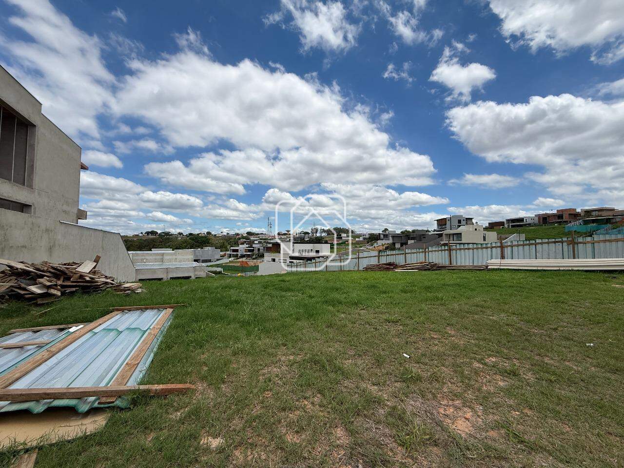Terreno à venda em Indaiatuba - SP - Parque Villa dos Pinheiros: Visão geral do terreno