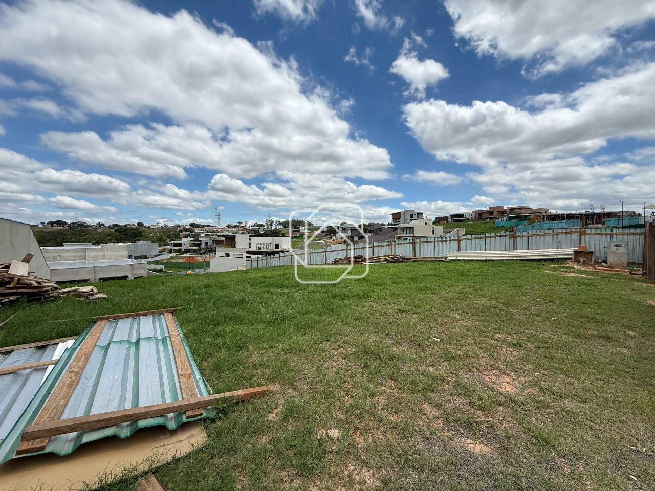 Terreno à venda em Indaiatuba - SP - Parque Villa dos Pinheiros: Visão geral do terreno