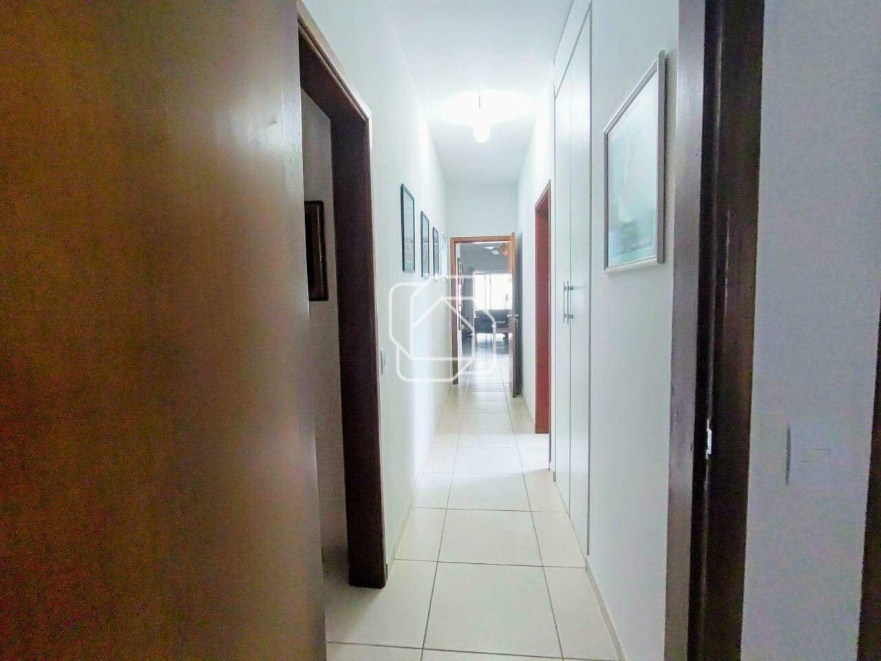 Casa de Condomínio à venda em Itu - SP - Parque do Varvito: Corredor