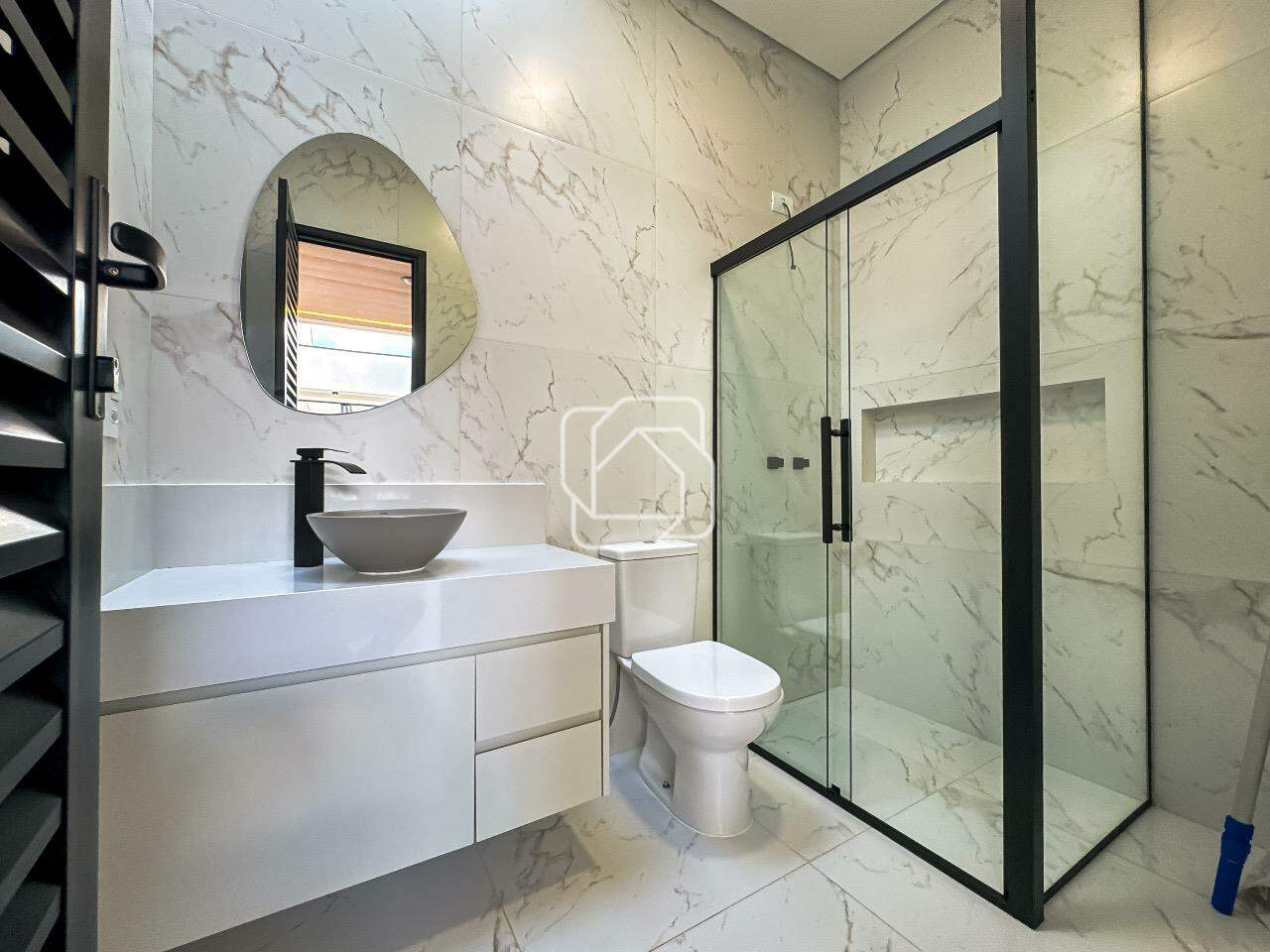 Casa de Condomínio à venda em Indaiatuba - SP - Residencial Evidências: Banheiro