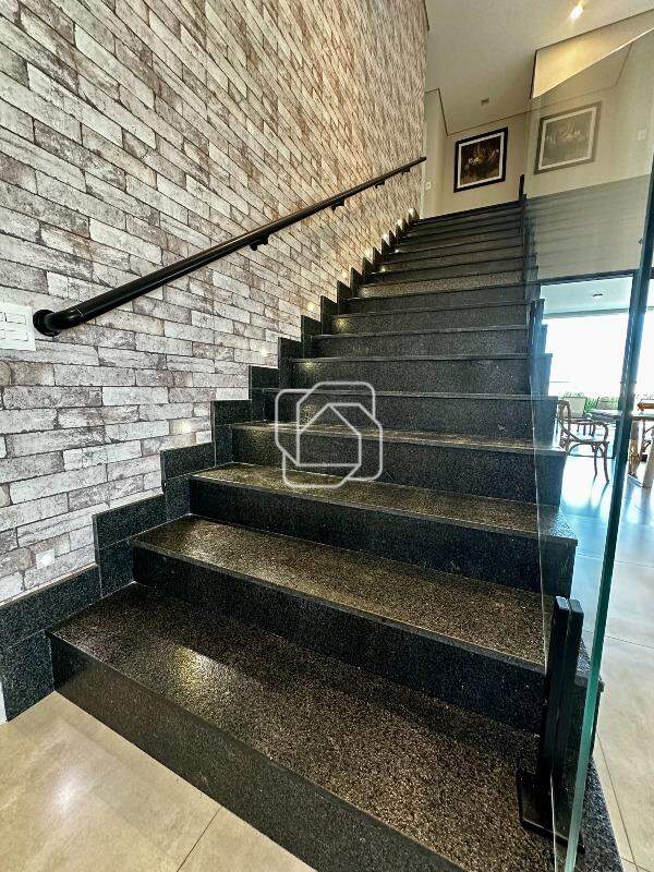 Casa de Condomínio à venda em Itu - SP - Condomínio Villas do Golfe: Escada