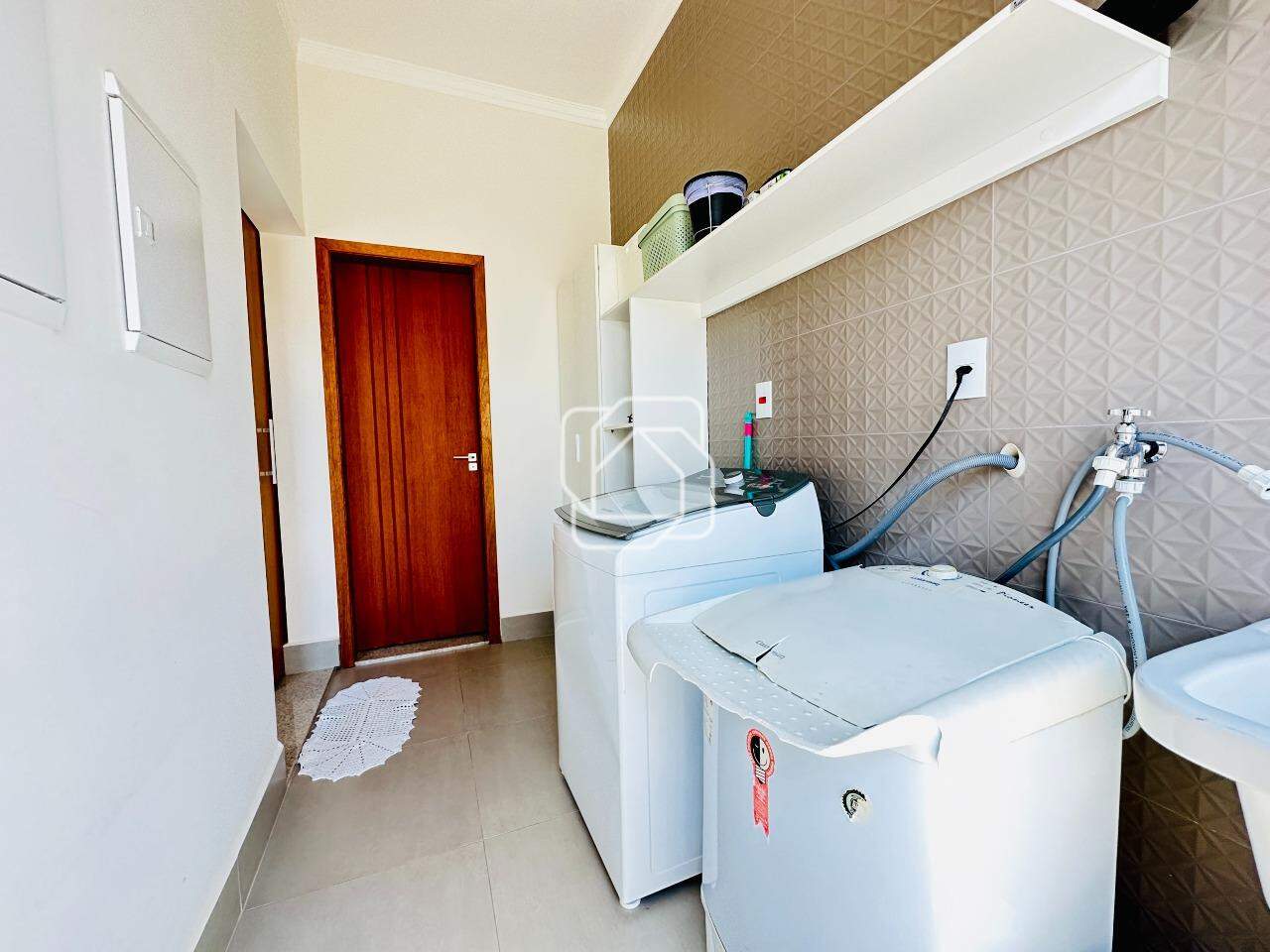Casa de Condomínio à venda em Salto - SP - Portal dos Bandeirantes Salto: Lavanderia