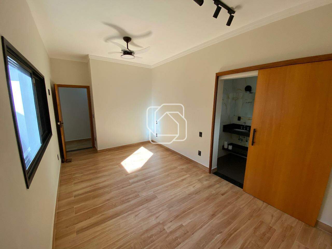 Casa de Condomínio à venda em Salto - SP - Residencial Lagos D’Icaraí: Suíte