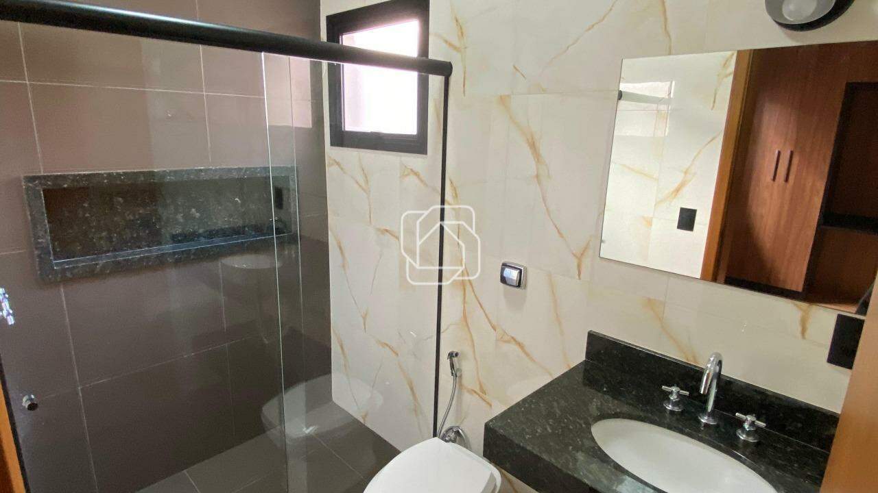 Casa de Condomínio à venda em Salto - SP - Residencial Lagos D’Icaraí: Banheiro suíte
