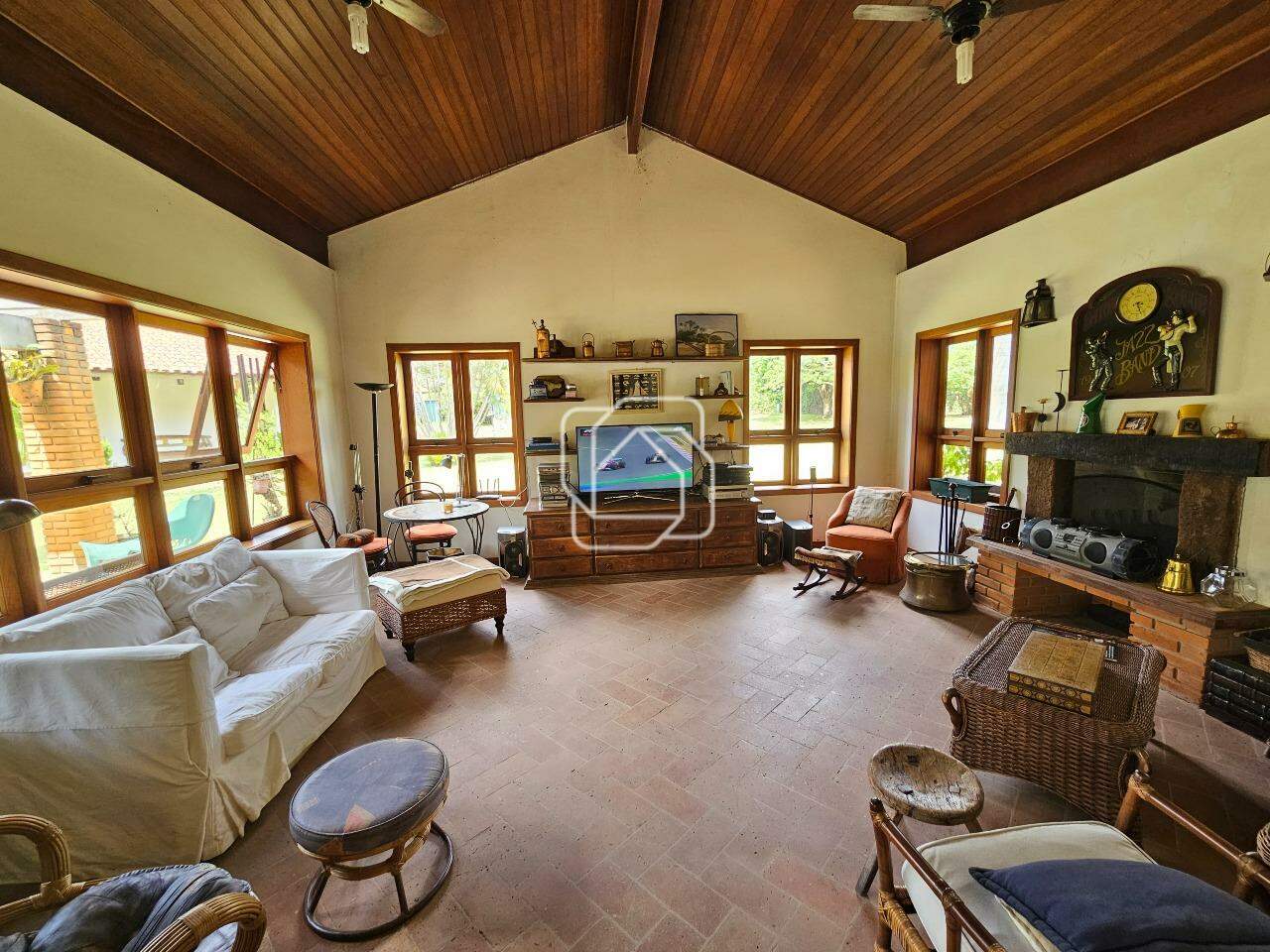 Casa de Condomínio à venda em Indaiatuba - SP - Vale das Laranjeiras: Sala de lareira