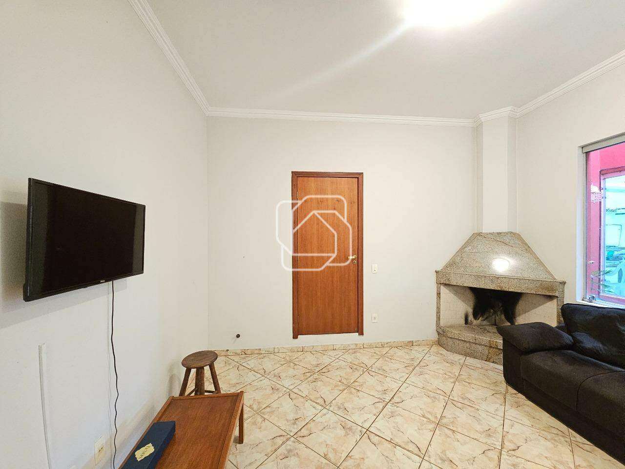 Casa de Condomínio à venda em Indaiatuba - SP - Vale das Laranjeiras: Sala de lareira e TV