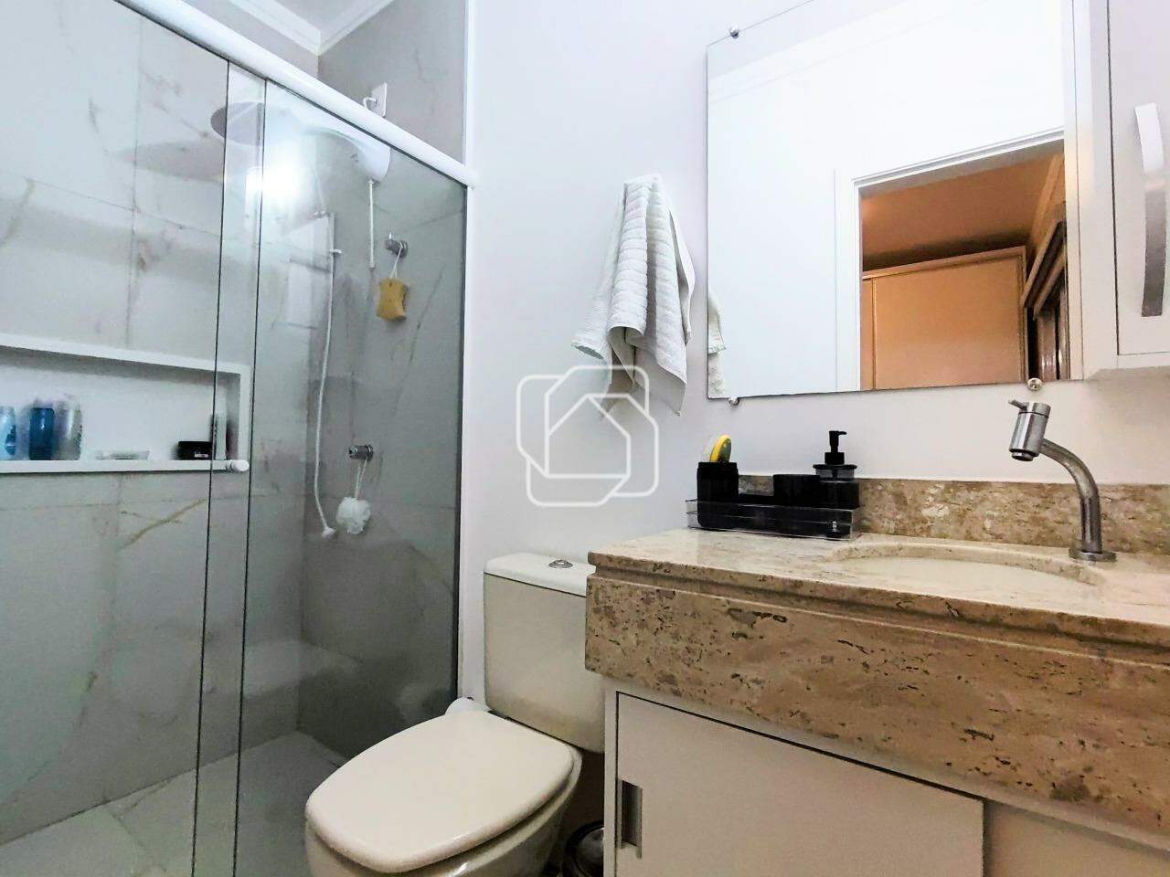Casa de Condomínio à venda em Itu - SP - Parque do Varvito: Banheiro da suíte no térreo