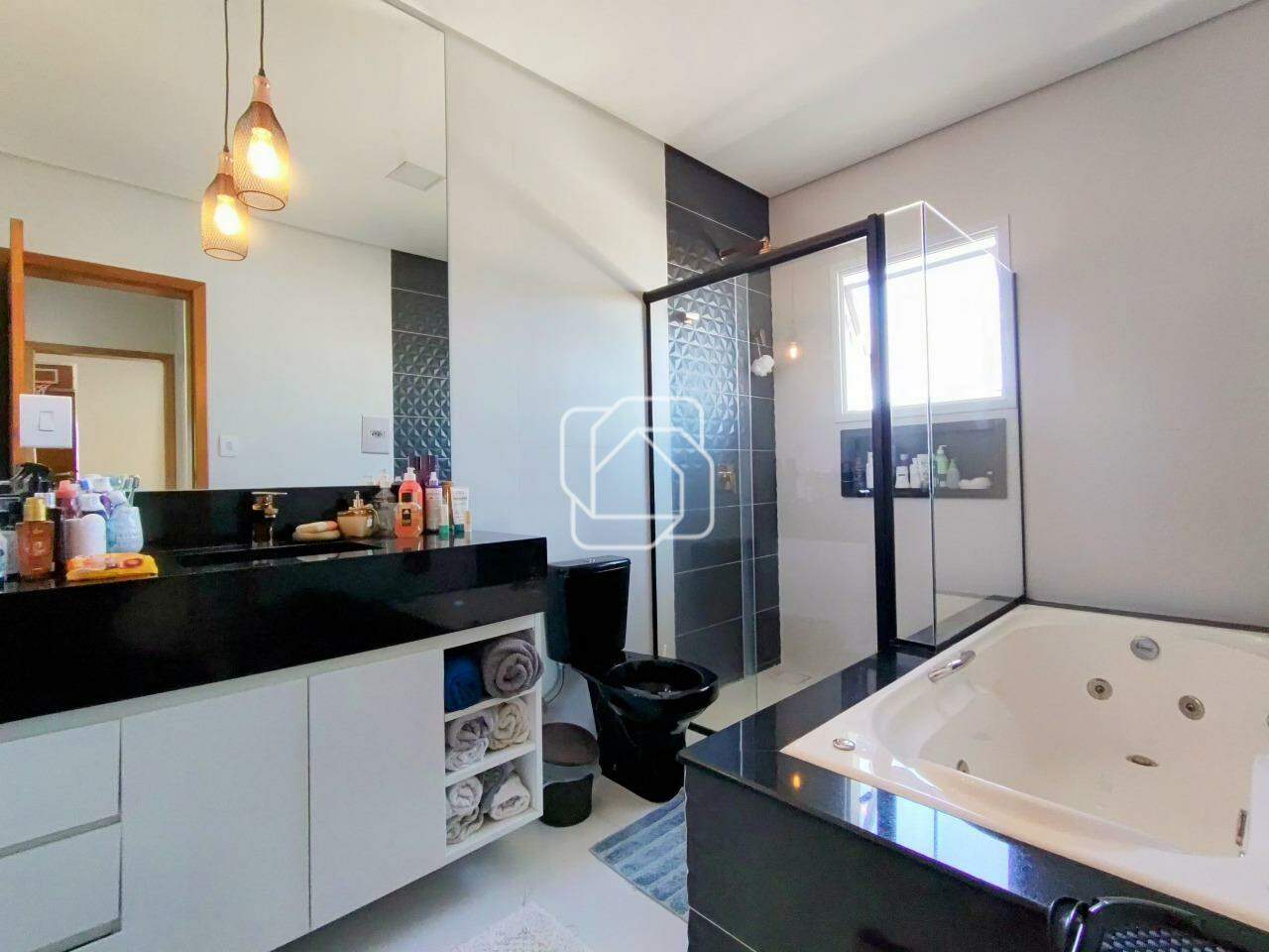 Casa de Condomínio à venda em Itu - SP - Condomínio Residencial Mont Blanc: Banheiro da suíte master