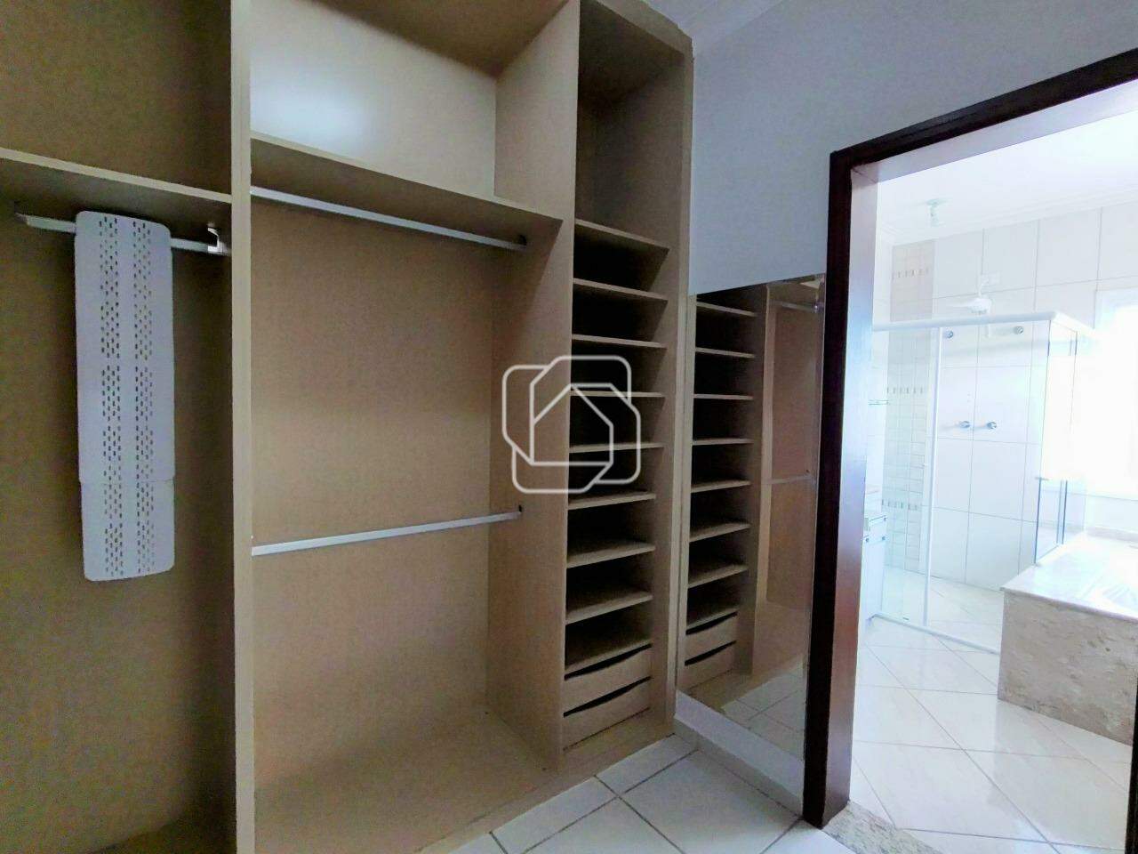 Casa de Condomínio à venda em Itu - SP - Portal da Vila Rica : Closet da suíte master