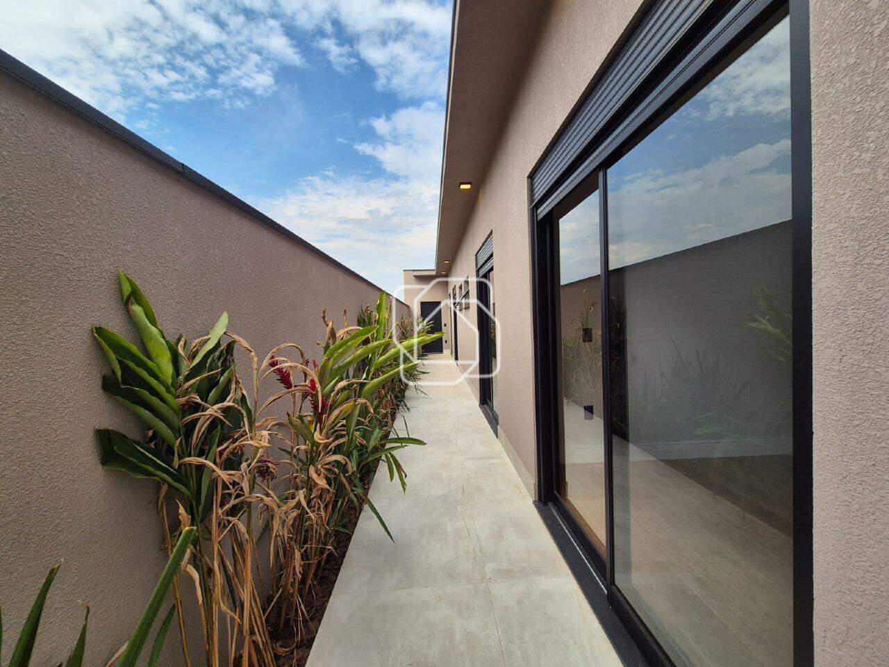 Casa de Condomínio à venda em Indaiatuba - SP - Jardim Villa Sapezal: Corredor externo