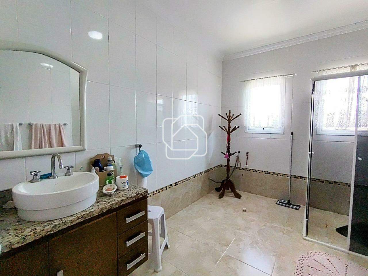 Casa de Condomínio à venda em Itu - SP - Portal da Vila Rica : Banheiro da suíte