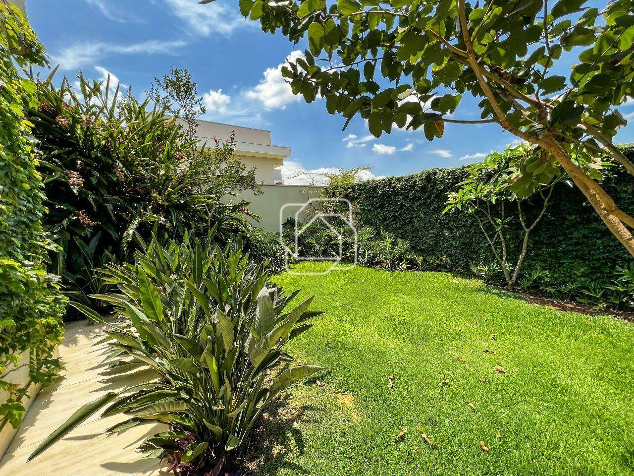 Casa de Condomínio para aluguel em Itu - SP - Condomínio Villas do Golfe: Quintal gramado