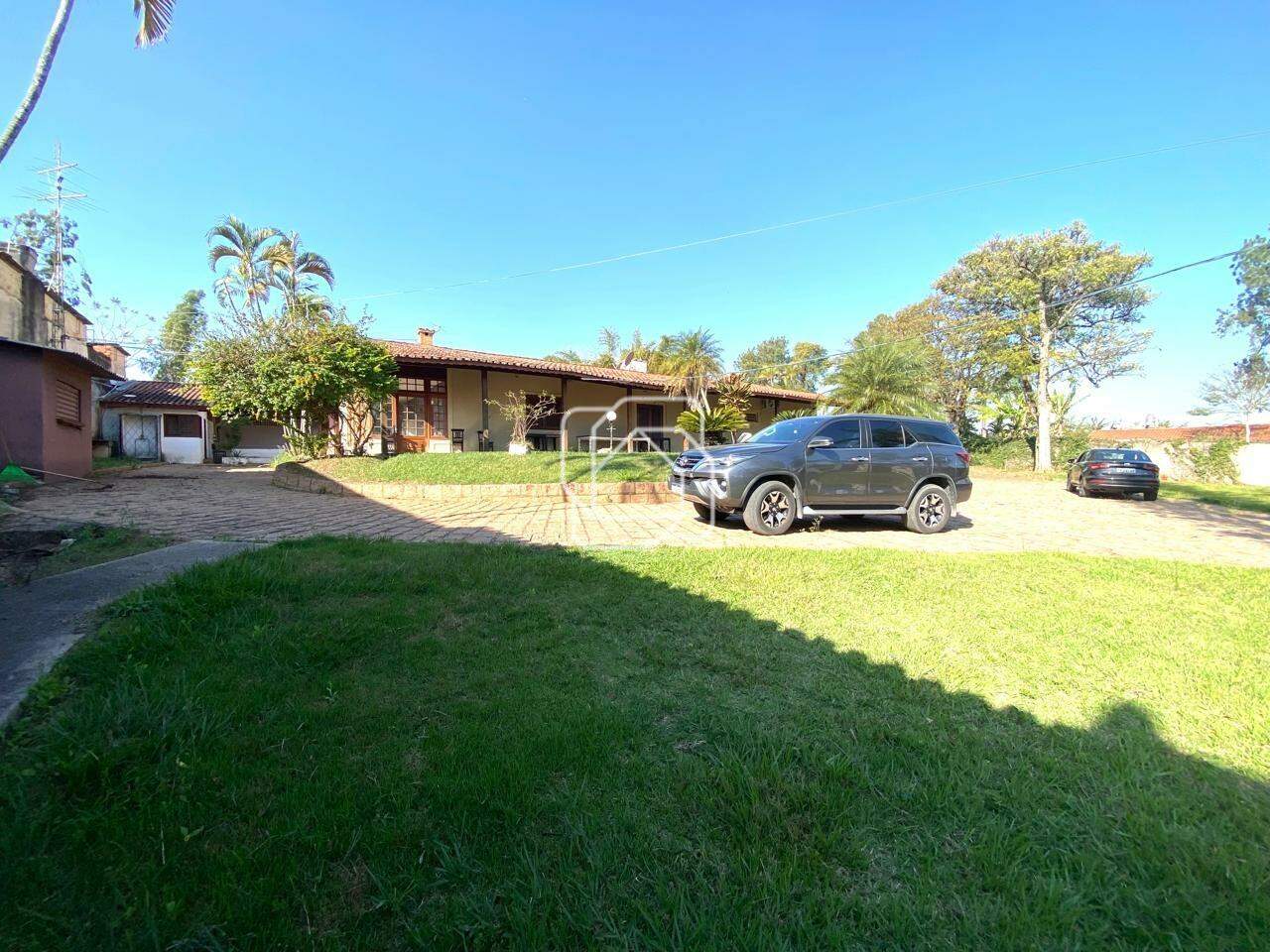 Casa para aluguel em Indaiatuba - SP - Itaici: Gramado frente