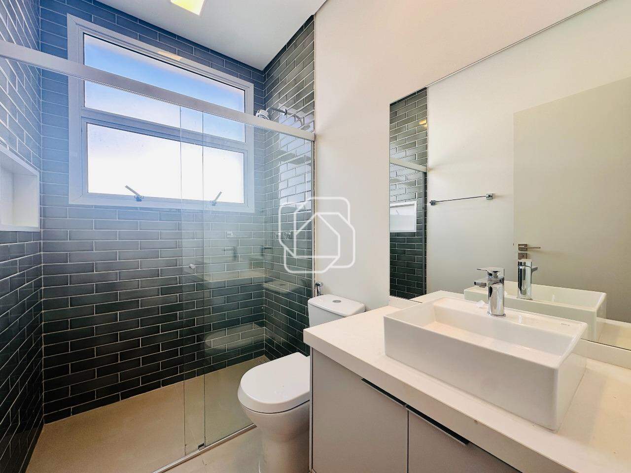 Casa de Condomínio à venda em Indaiatuba - SP - Parque Villa dos Pinheiros: Banheiro