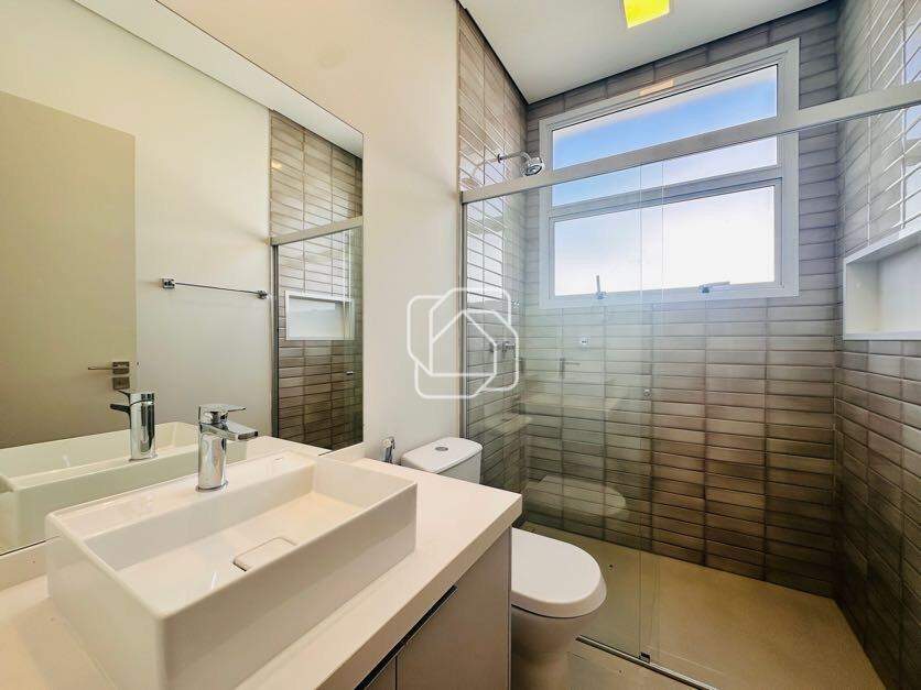 Casa de Condomínio à venda em Indaiatuba - SP - Parque Villa dos Pinheiros: Banheiro