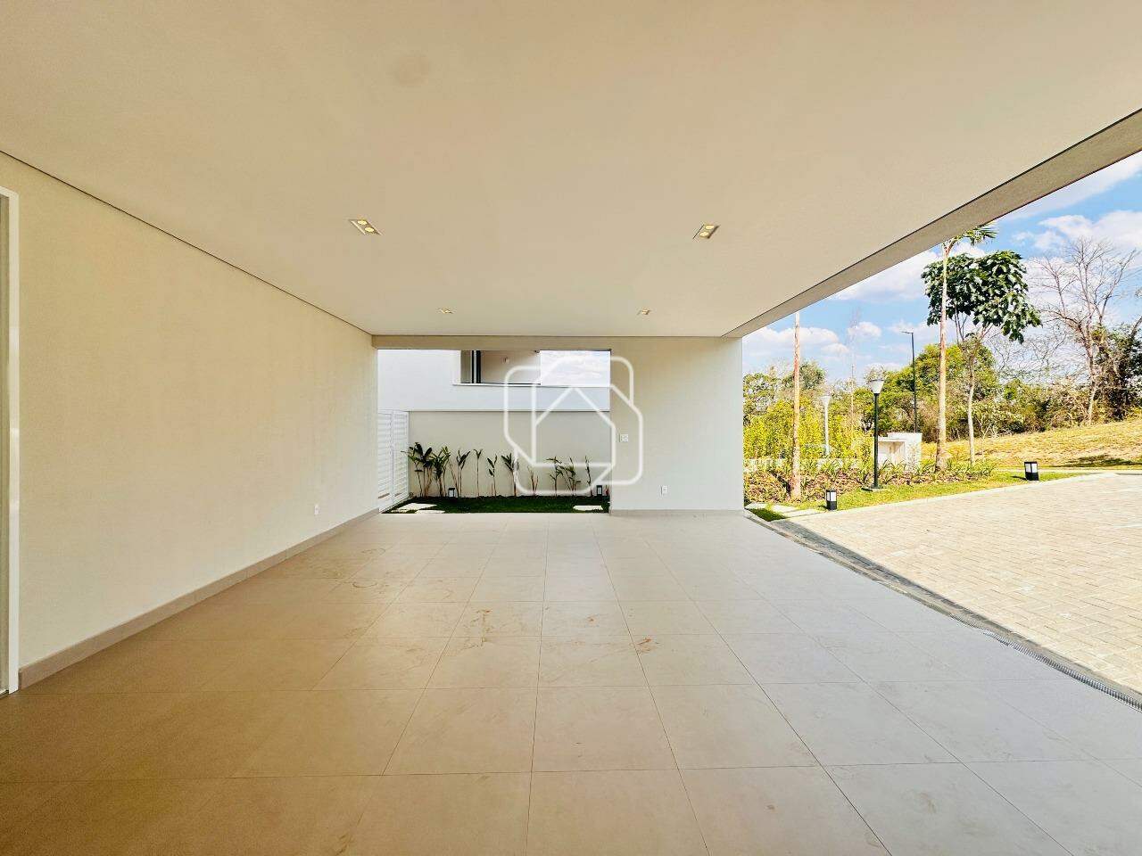 Casa de Condomínio à venda em Indaiatuba - SP - Parque Villa dos Pinheiros: Garagem
