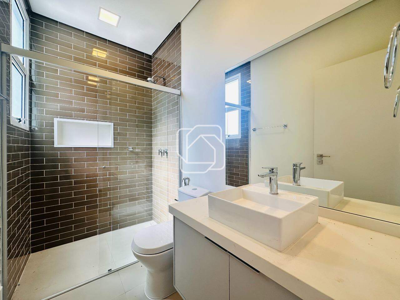 Casa de Condomínio à venda em Indaiatuba - SP - Parque Villa dos Pinheiros: Banheiro