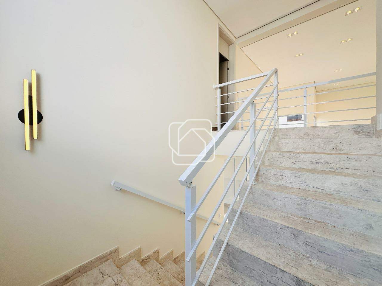 Casa de Condomínio à venda em Indaiatuba - SP - Parque Villa dos Pinheiros: Escadas