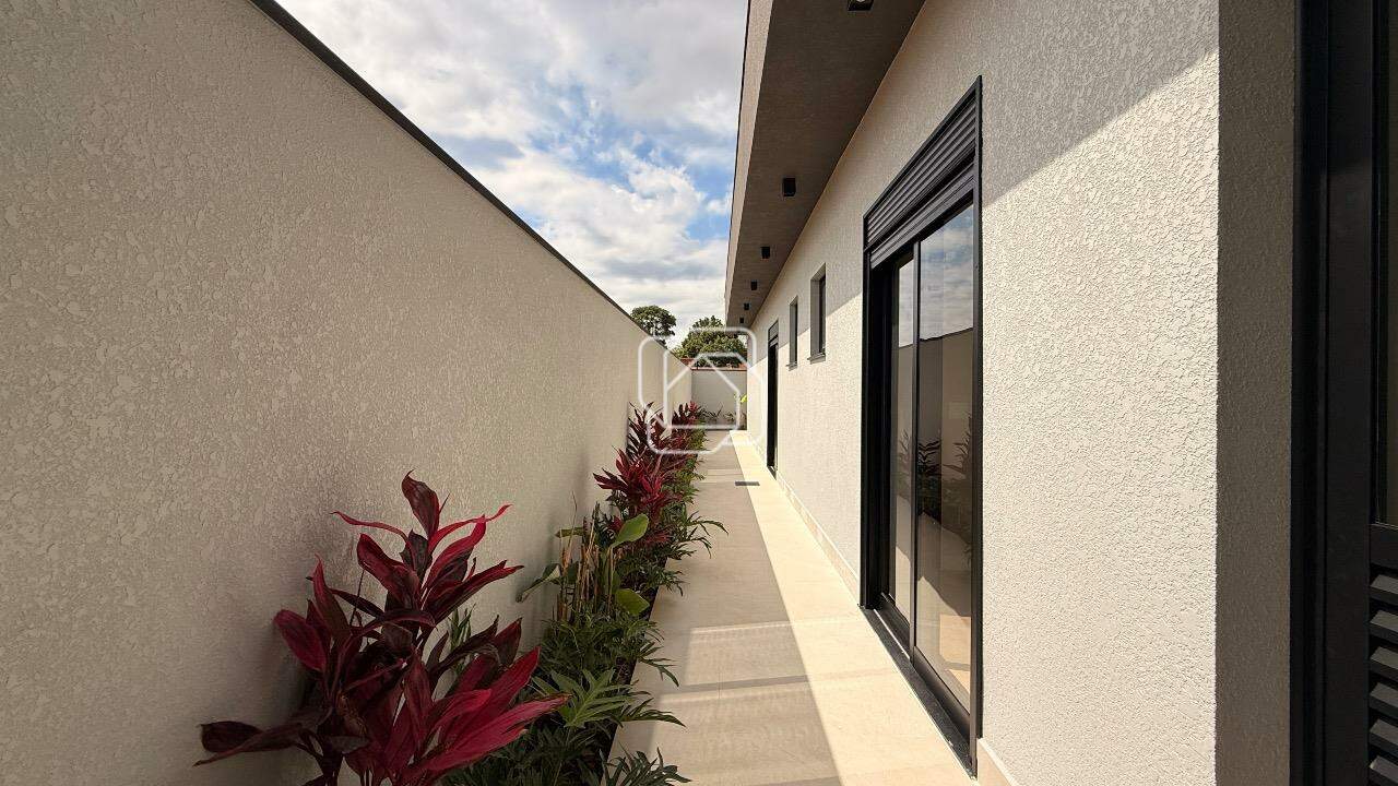 Casa de Condomínio à venda em Indaiatuba - SP - Jardim Villa Sapezal: Corredor lateral