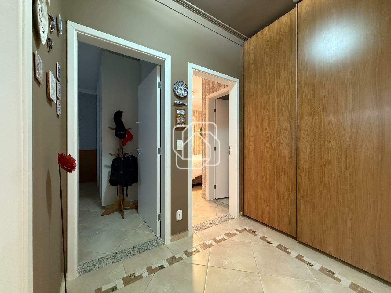 Casa de Condomínio à venda em Indaiatuba - SP - Jardim Residencial Santa Clara: Corredor