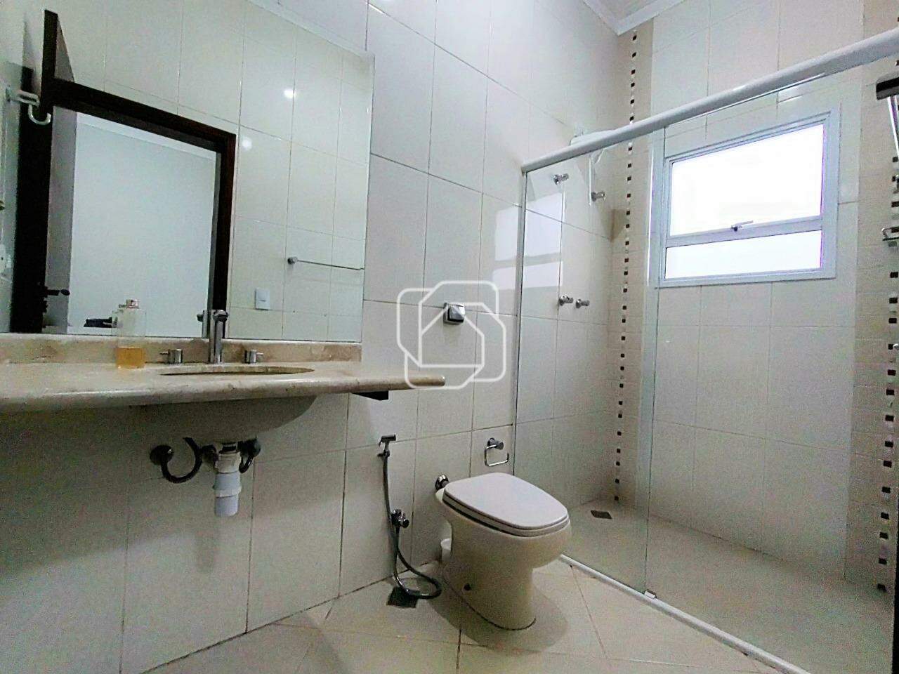 Casa de Condomínio para aluguel em Itu - SP - Portal da Vila Rica : Banheiro da suíte no térreo