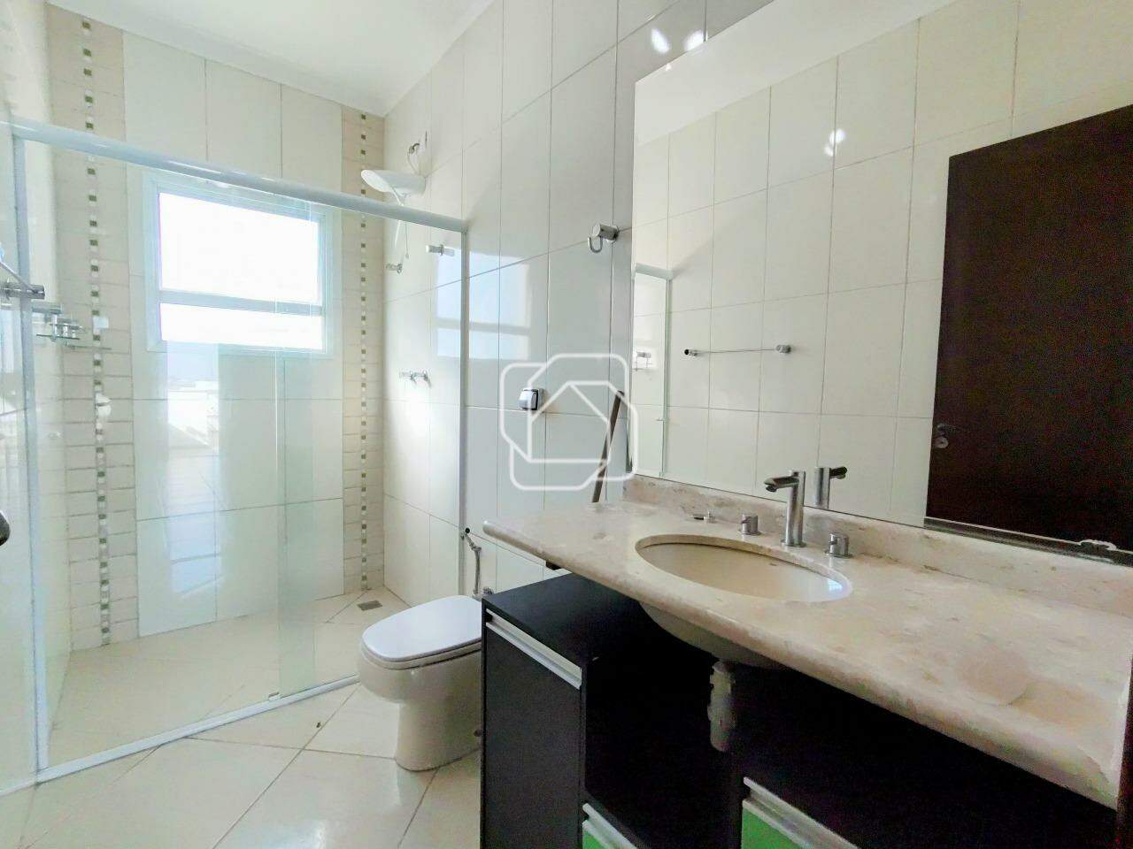 Casa de Condomínio para aluguel em Itu - SP - Portal da Vila Rica : Banheiro social - piso superior