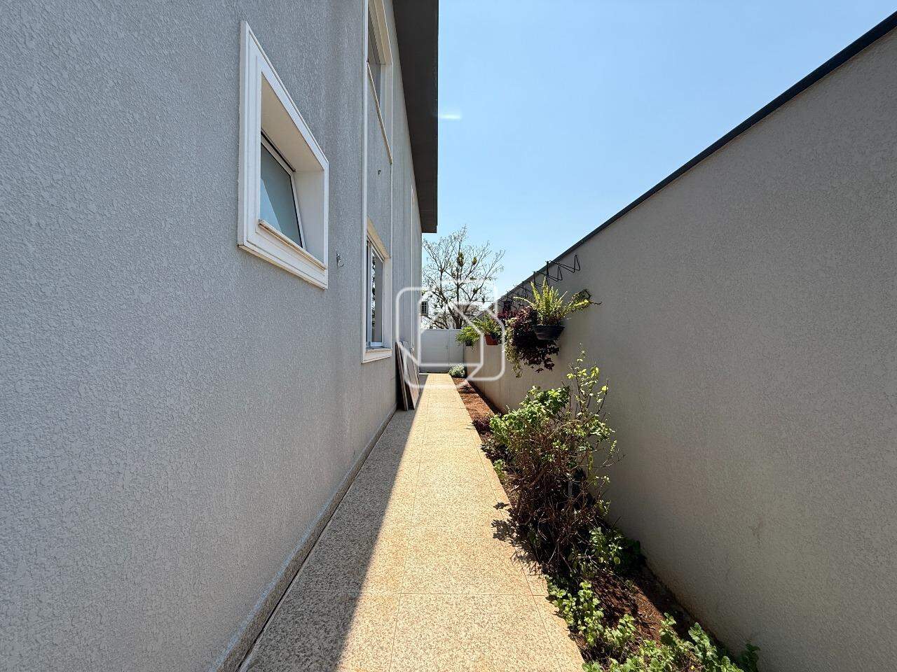 Casa de Condomínio à venda em Indaiatuba - SP - Condomínio Terra Magna: Corredor lateral externo