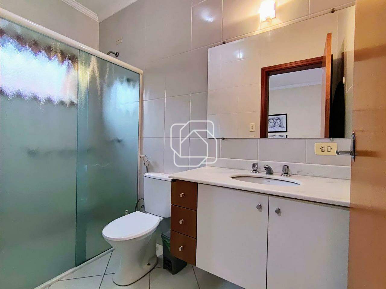 Casa de Condomínio para aluguel em Itu - SP - Portal da Vila Rica : banheiro da suíte