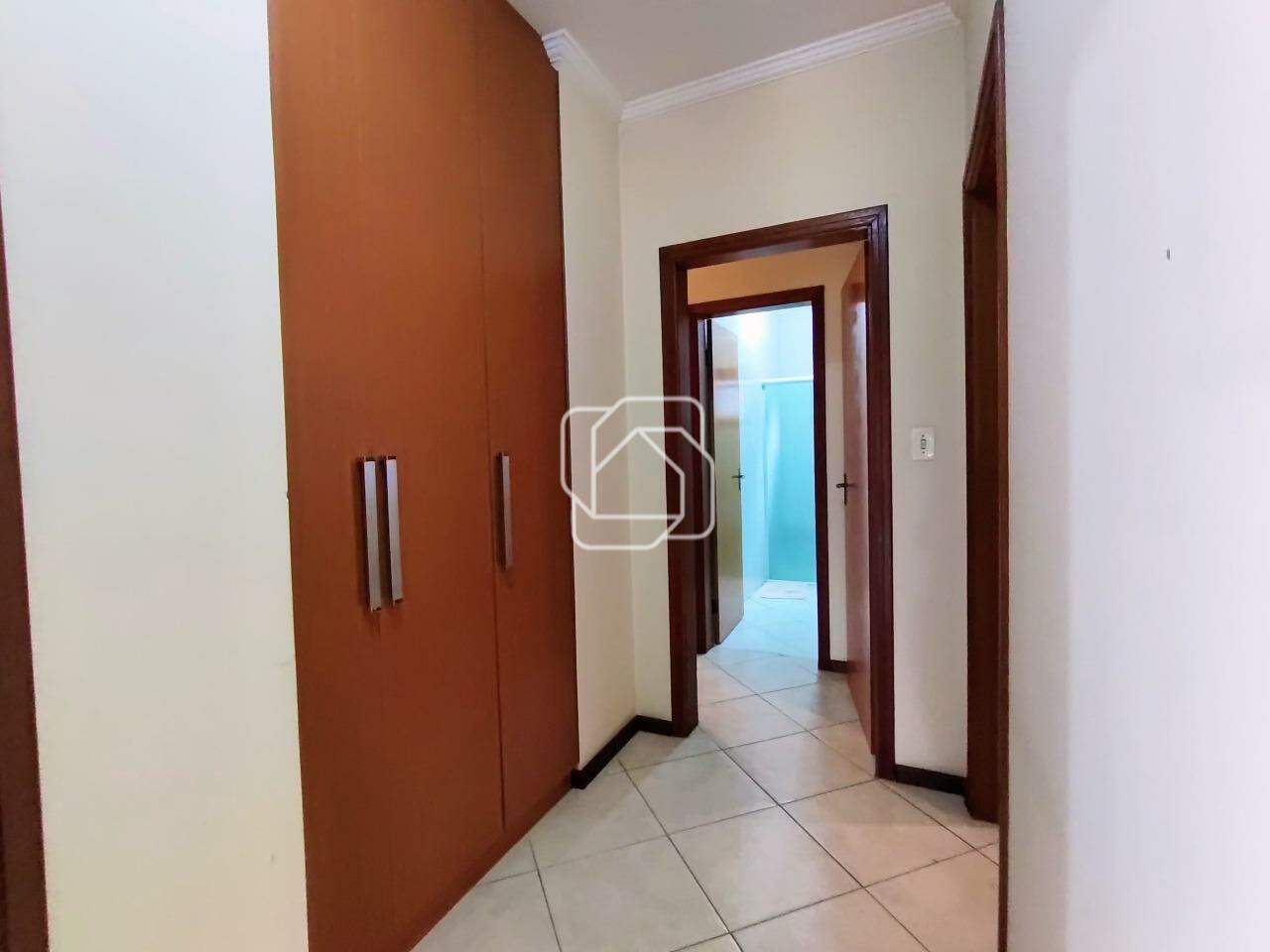 Casa de Condomínio para aluguel em Itu - SP - Portal da Vila Rica : corredor das suítes