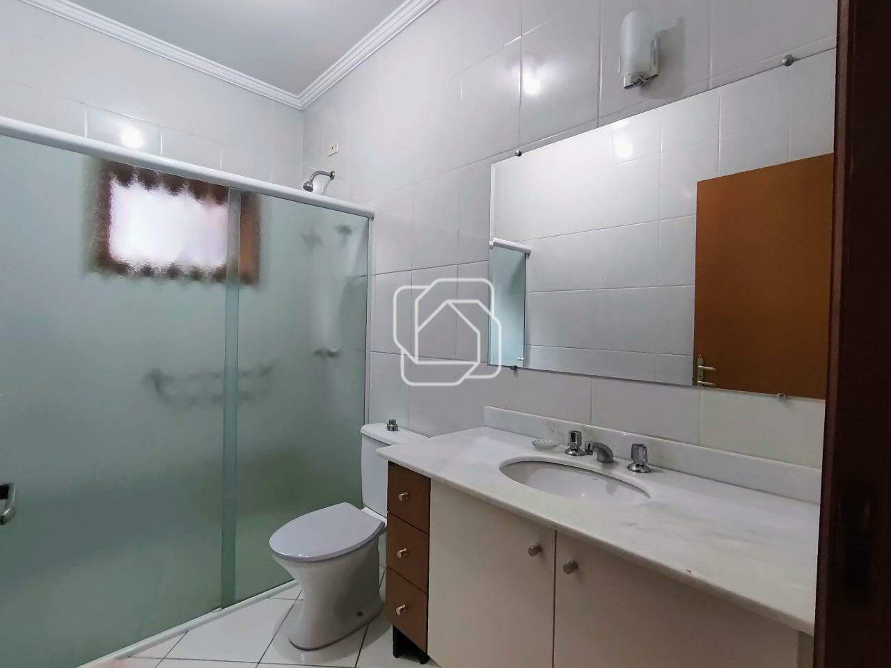 Casa de Condomínio para aluguel em Itu - SP - Portal da Vila Rica : Banheiro da suíte