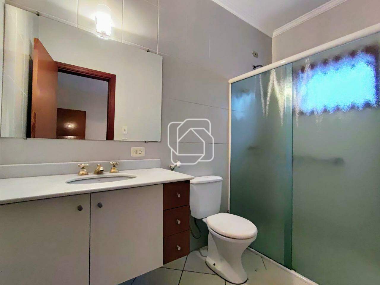 Casa de Condomínio para aluguel em Itu - SP - Portal da Vila Rica : banheiro da suíte