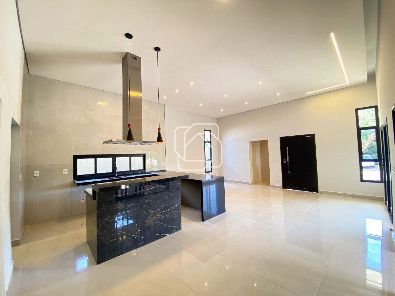 Casa de Condomínio para aluguel em Salto - SP - Residencial Lagos D’Icaraí: Salas integradas e cozinha