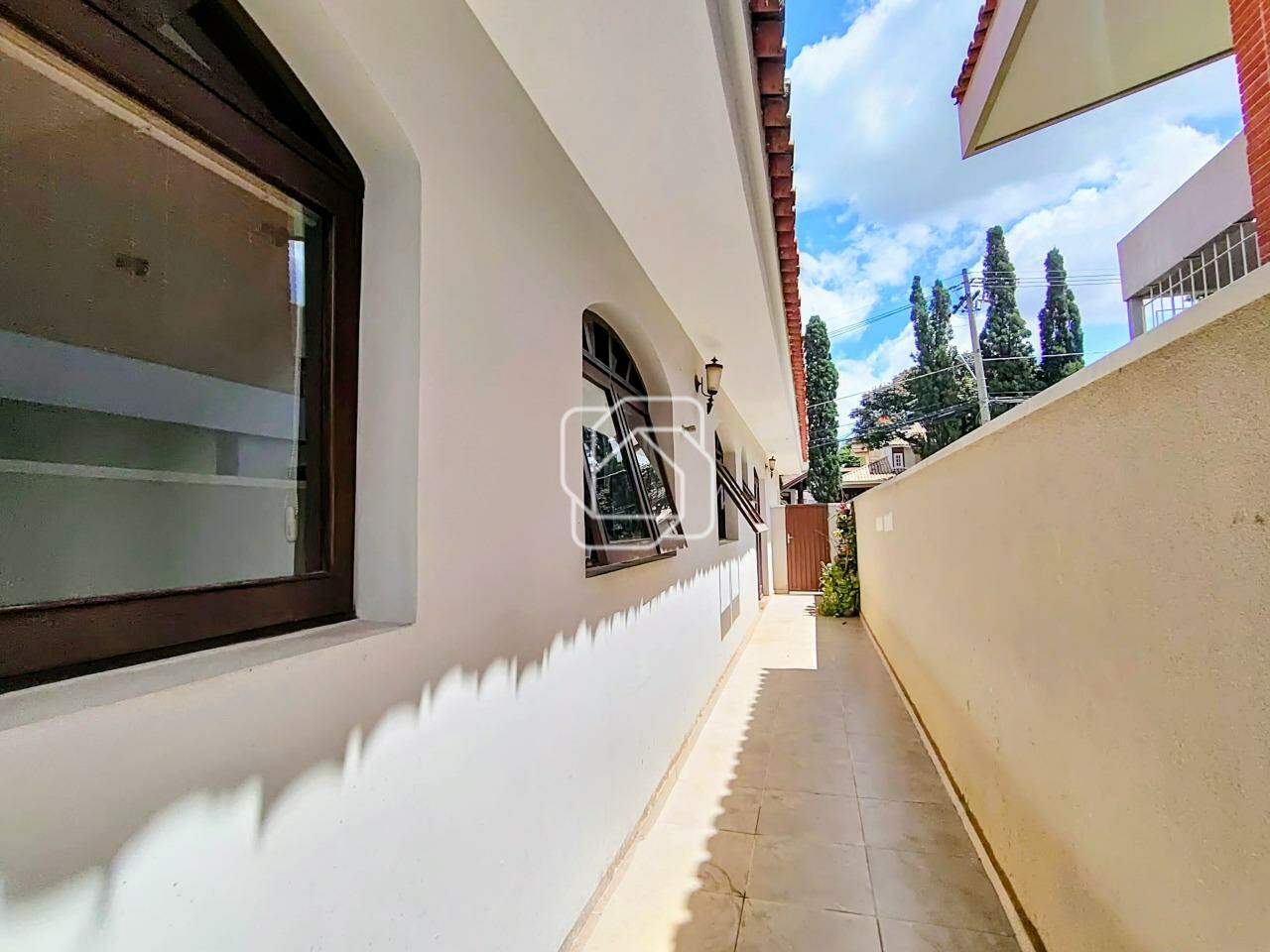 Casa de Condomínio à venda em Itu - SP - Condomínio Portal de Itu: Corredor lateral