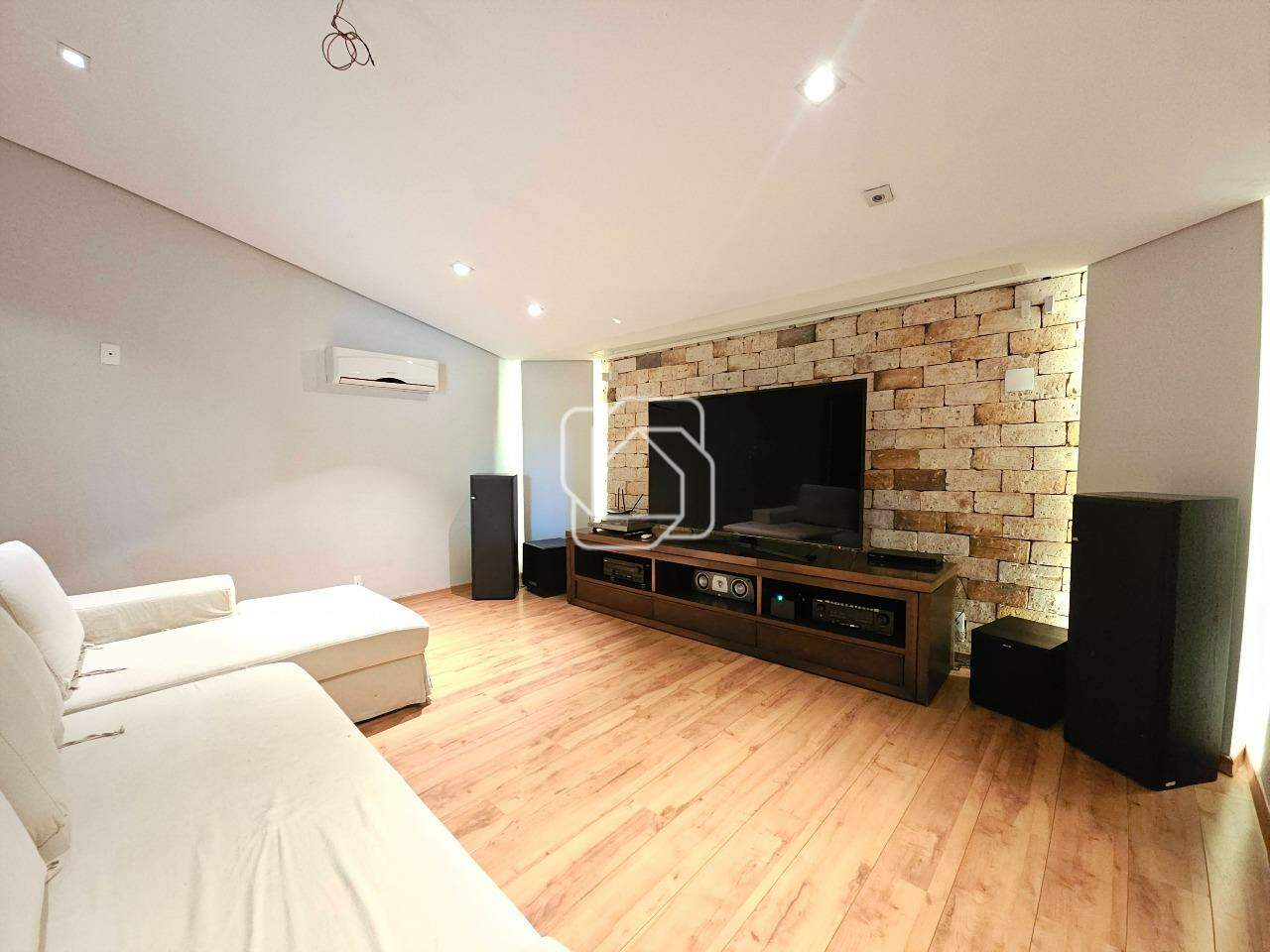 Casa de Condomínio à venda em Indaiatuba - SP - Recanto dos Pássaros: Sala de TV