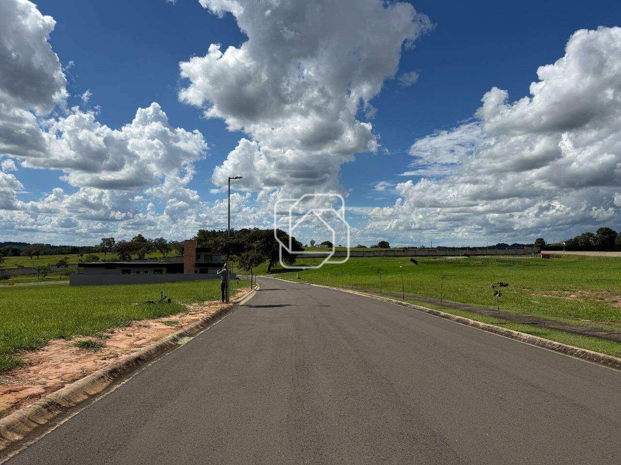 Terreno à venda em Indaiatuba - SP - Reserva Petrus: Rua do terreno