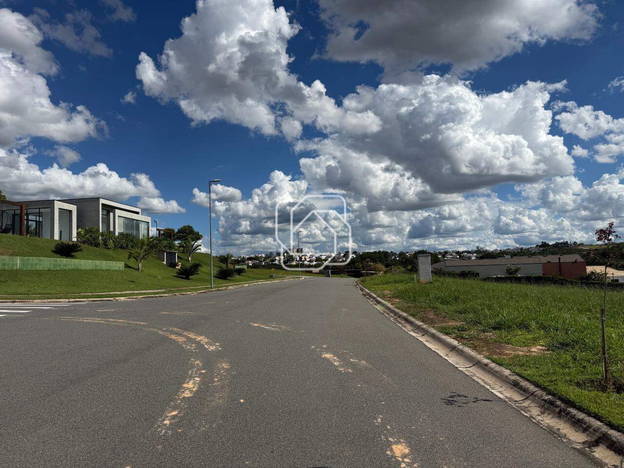 Terreno à venda em Indaiatuba - SP - Reserva Petrus: Rua do terreno