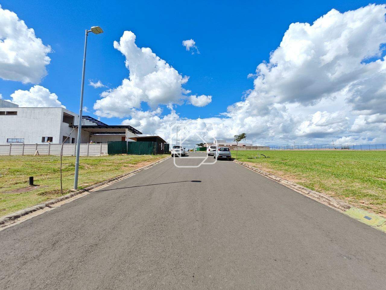 Terreno à venda em Indaiatuba - SP - Reserva Petrus: Rua do terreno