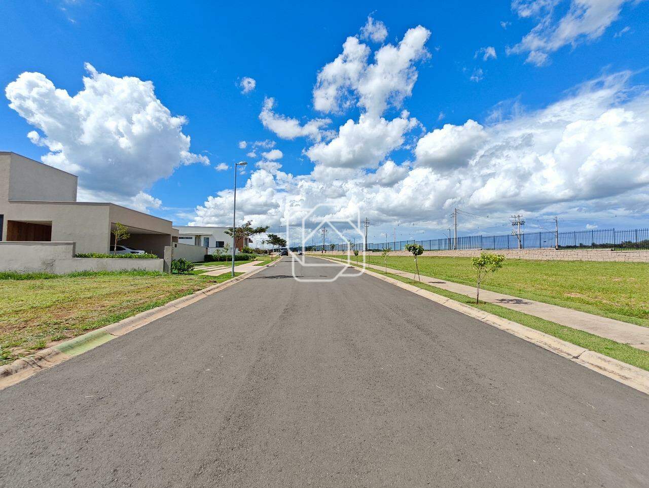 Terreno à venda em Indaiatuba - SP - Reserva Petrus: Rua do terreno