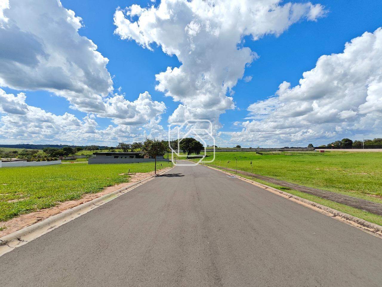 Terreno à venda em Indaiatuba - SP - Reserva Petrus: Rua do terreno