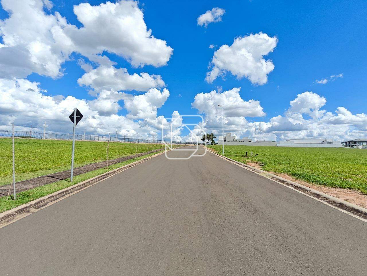 Terreno à venda em Indaiatuba - SP - Reserva Petrus: Rua do terreno