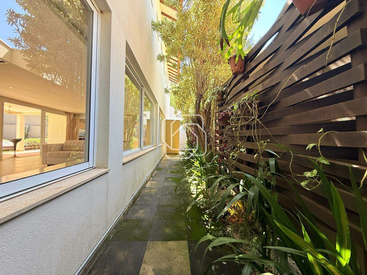 Casa de Condomínio à venda em Indaiatuba - SP - Vila Borghese: Corredor lateral externo