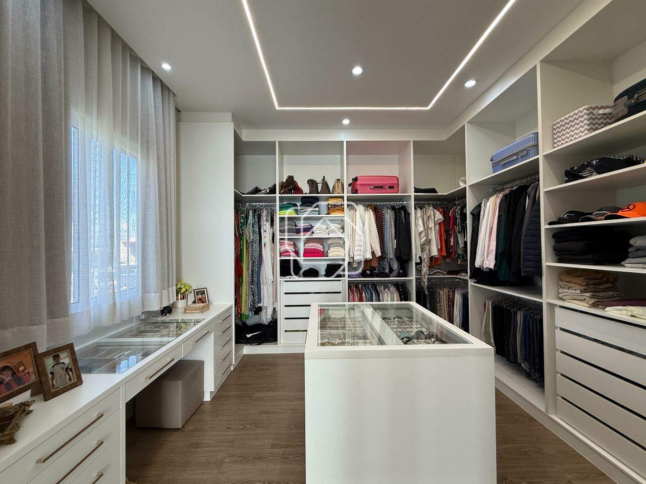 Casa de Condomínio à venda em Indaiatuba - SP - Parque Villa dos Pinheiros: Closet