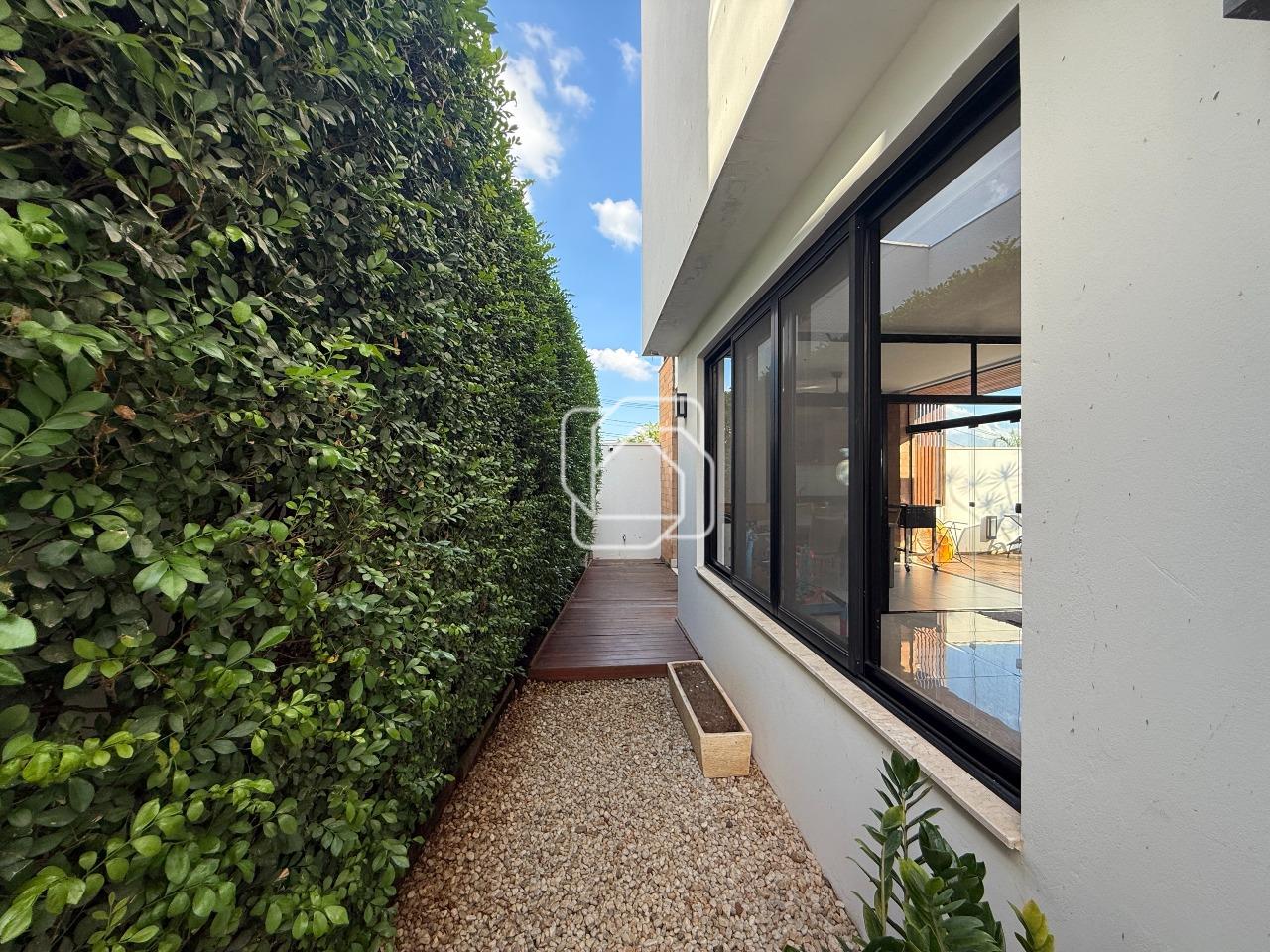 Casa de Condomínio à venda em Indaiatuba - SP - Jardim Residencial Terra Nobre: Corredor lateral