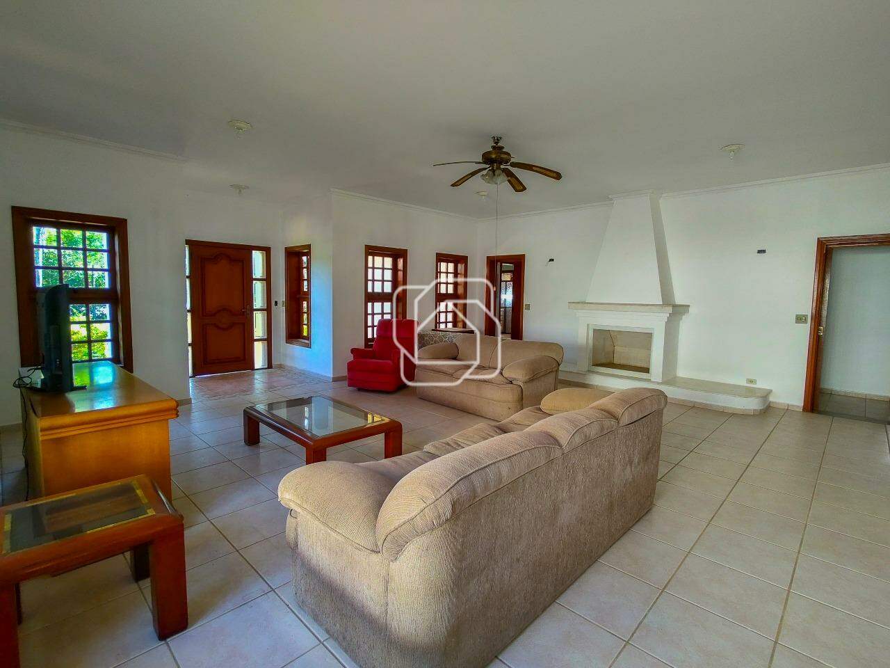 Casa de Condomínio para aluguel em Itu - SP - Condomínio City Castelo: Sala de estar e lareira