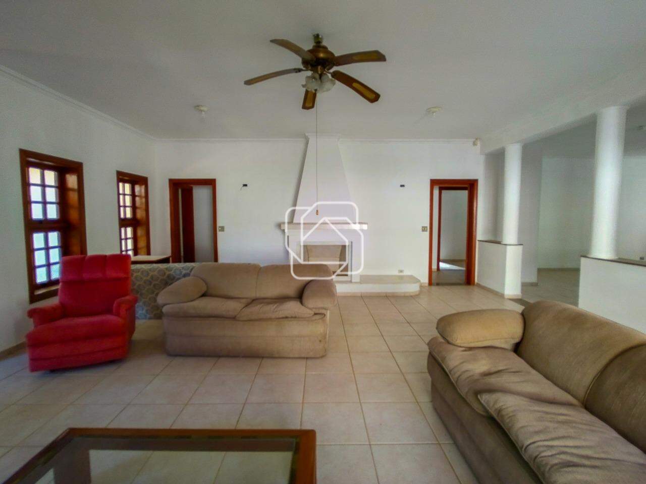 Casa de Condomínio para aluguel em Itu - SP - Condomínio City Castelo: Sala de estar e lareira