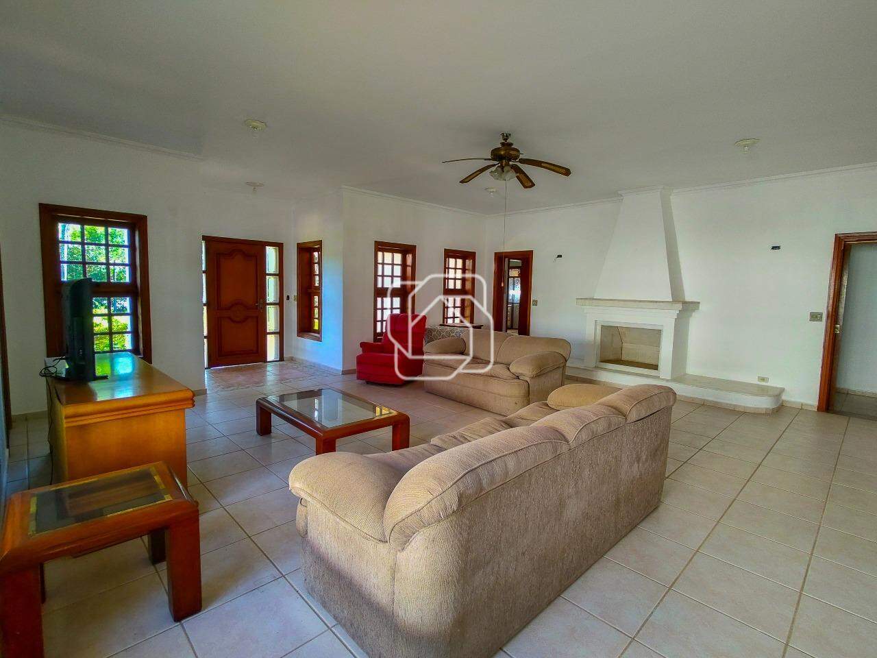 Casa de Condomínio para aluguel em Itu - SP - Condomínio City Castelo: Sala de estar e lareira