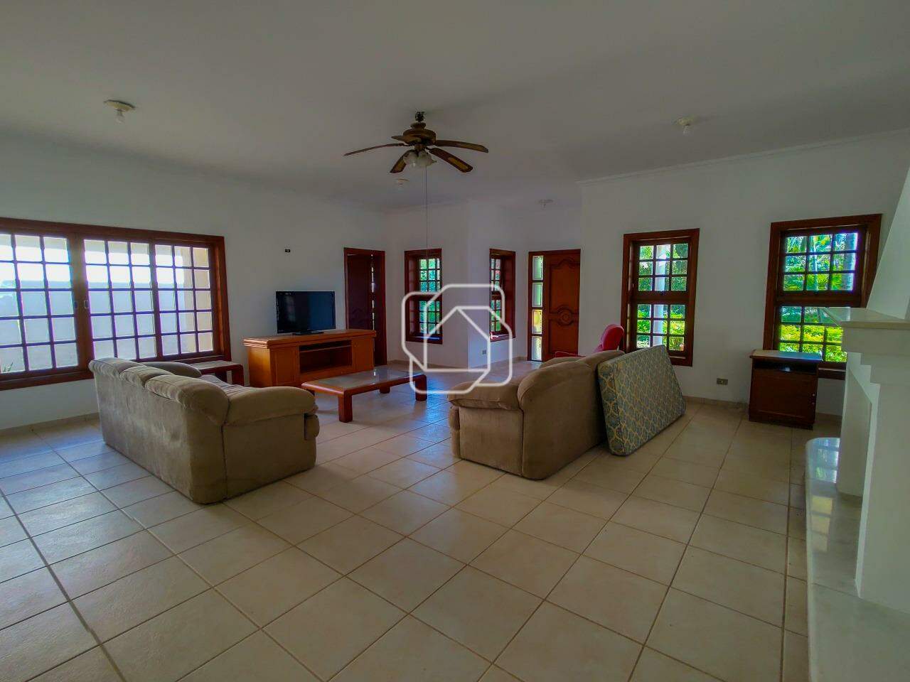 Casa de Condomínio para aluguel em Itu - SP - Condomínio City Castelo: Sala de estar e lareira