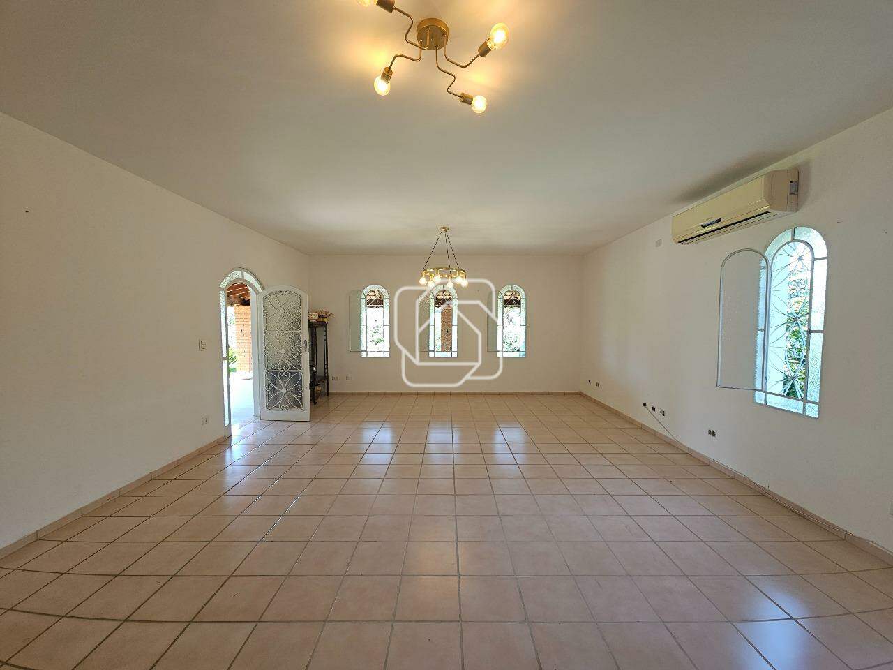 Casa de Condomínio à venda em Indaiatuba - SP - Lagos de Shanadu: Sala de estar