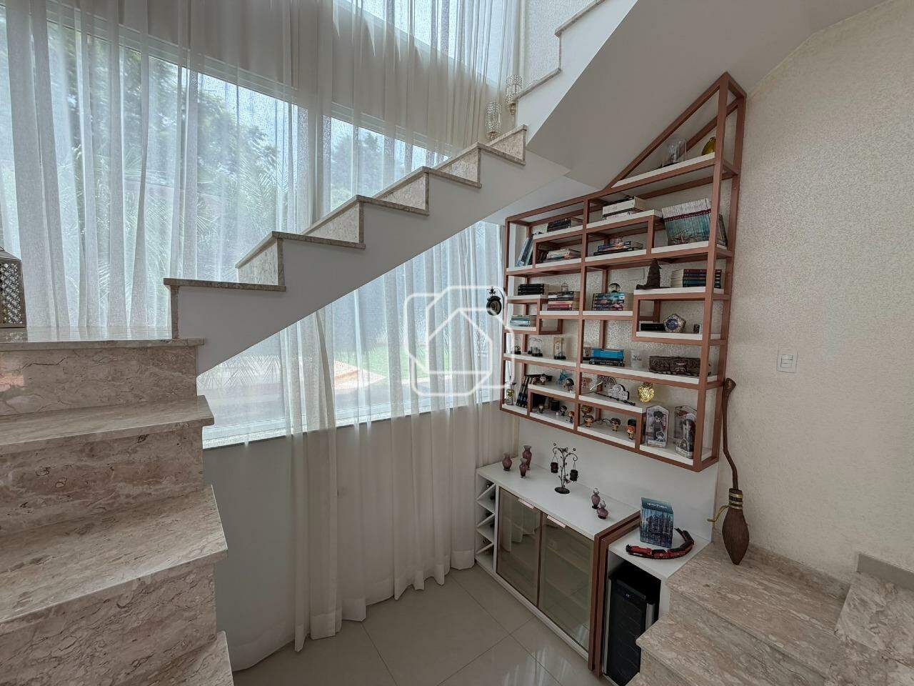 Casa de Condomínio à venda em Indaiatuba - SP - Vale das Laranjeiras: Escadas