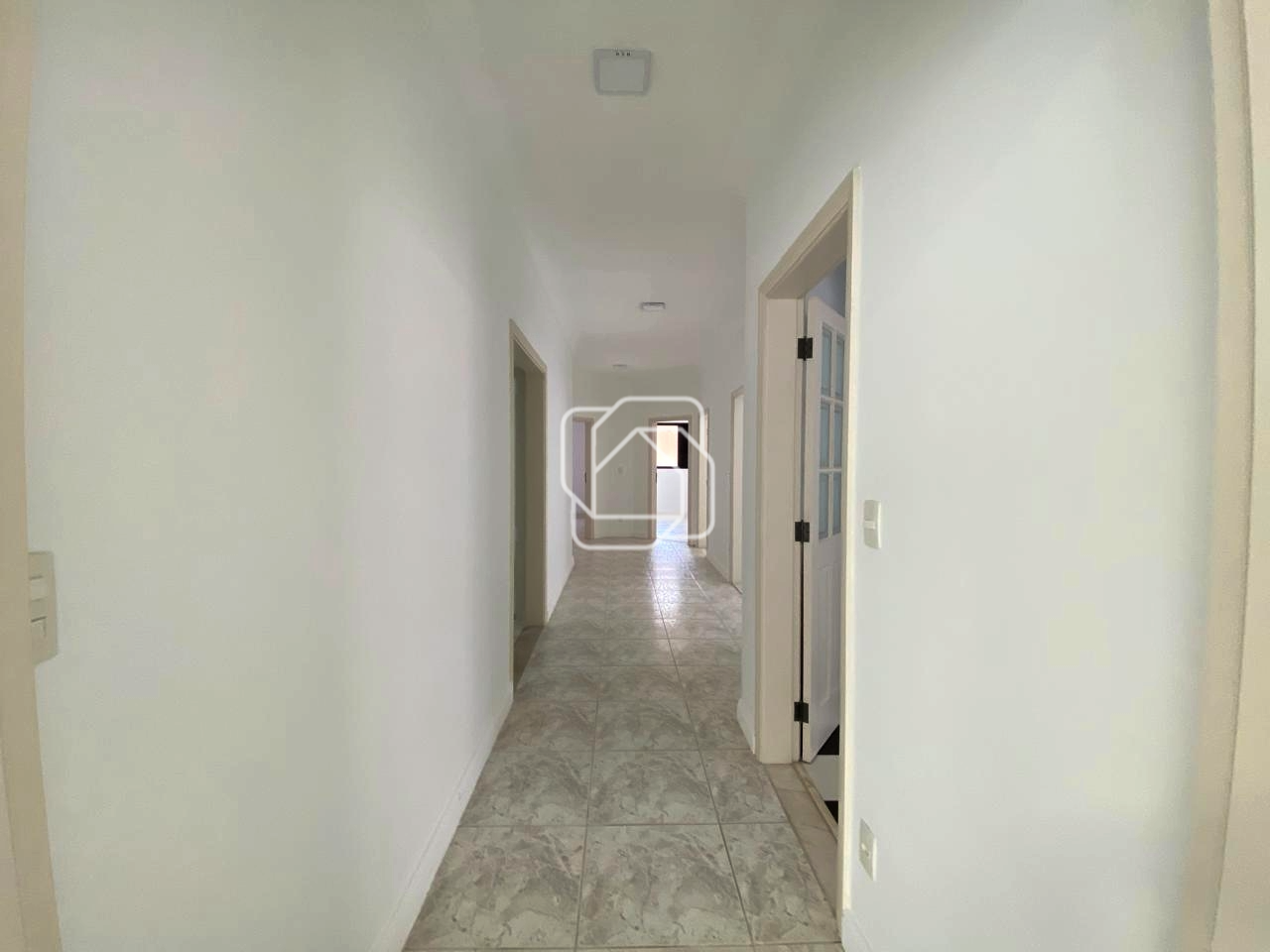 Casa para aluguel em Indaiatuba - SP - Vila Suíça: CORREDOR
